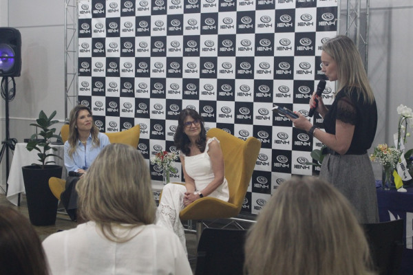 Lançamento do primeiro livro brasileiro sobre escolarização bilíngue ocorre na IENH